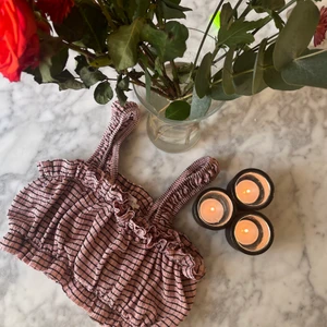 Söt rosa top i L - En liten söt rosa top från Topshop. Använd fåtal gånger så i bra skick. Storlek L men skulle säga att den är Medium. Frakt ingår ej men kan mötas i Nacka.