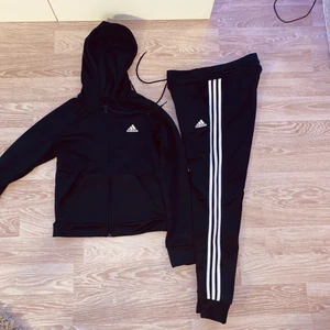 Adidas mjukissett  - Mjukis sett från adidas i marin blått. Tight modell så den sitter snyggt, storlek S, passar XS med! Frakt ingår ej i priset, kan mötas o sthlm