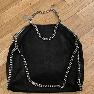 Stella McCartney - En superfin Stella väska! Den är verkligen nyskick, den har inga defekter och kedjan är som ny! Kvitto, dustbag och äkthetsbevis kommer med. Nypris är ca 9100 och mitt pris är 4500 då den är nyskick!💗