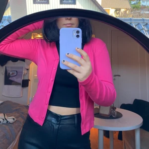 Topp - Säljer denna cerise rosa toppen/koftan, går som ni ser att styla på olika sätt! Den är i nyskick, använd ca 2gånger. Är i storlek S, men väldigt stretchig så passar de flesta. Frakt tilkommer💘