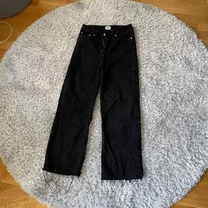 Jättefina, svarta jeans från lager 157 i strl S som är använda max 5 gånger, köparen står för frakt🌻