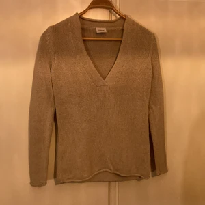Boomerang stickad tröja st L - Knappt använd tröja i st L, dock liten i storleken. Beiga med V ringning.