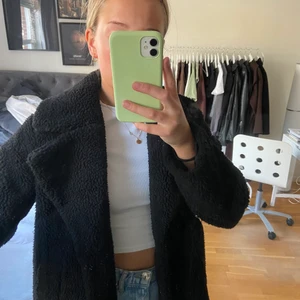 Svart kappa - Svart Teddy kappa 🖤