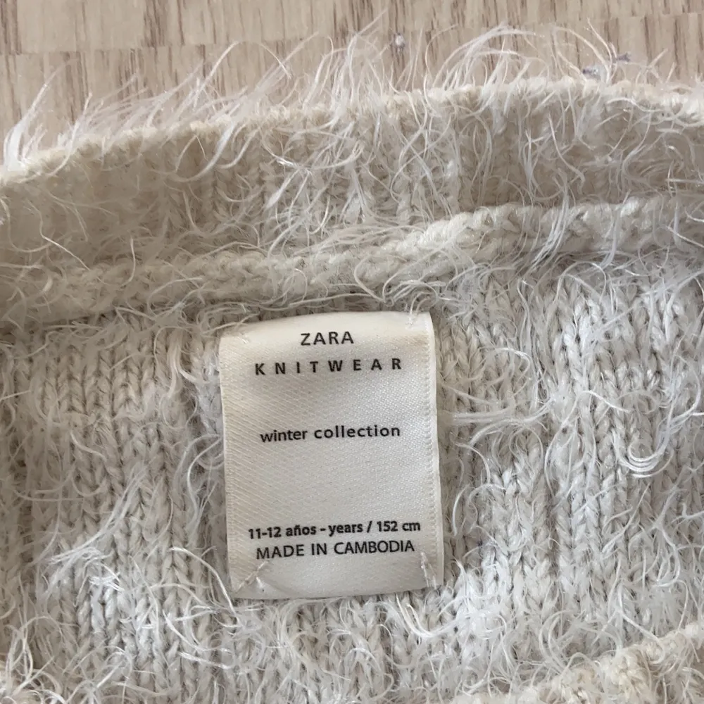 Skön stickad tröja i vitt! Denna köpte jag för 250 kr på Zara och jag säljer den för betydligt mycket mindre!. Stickat.
