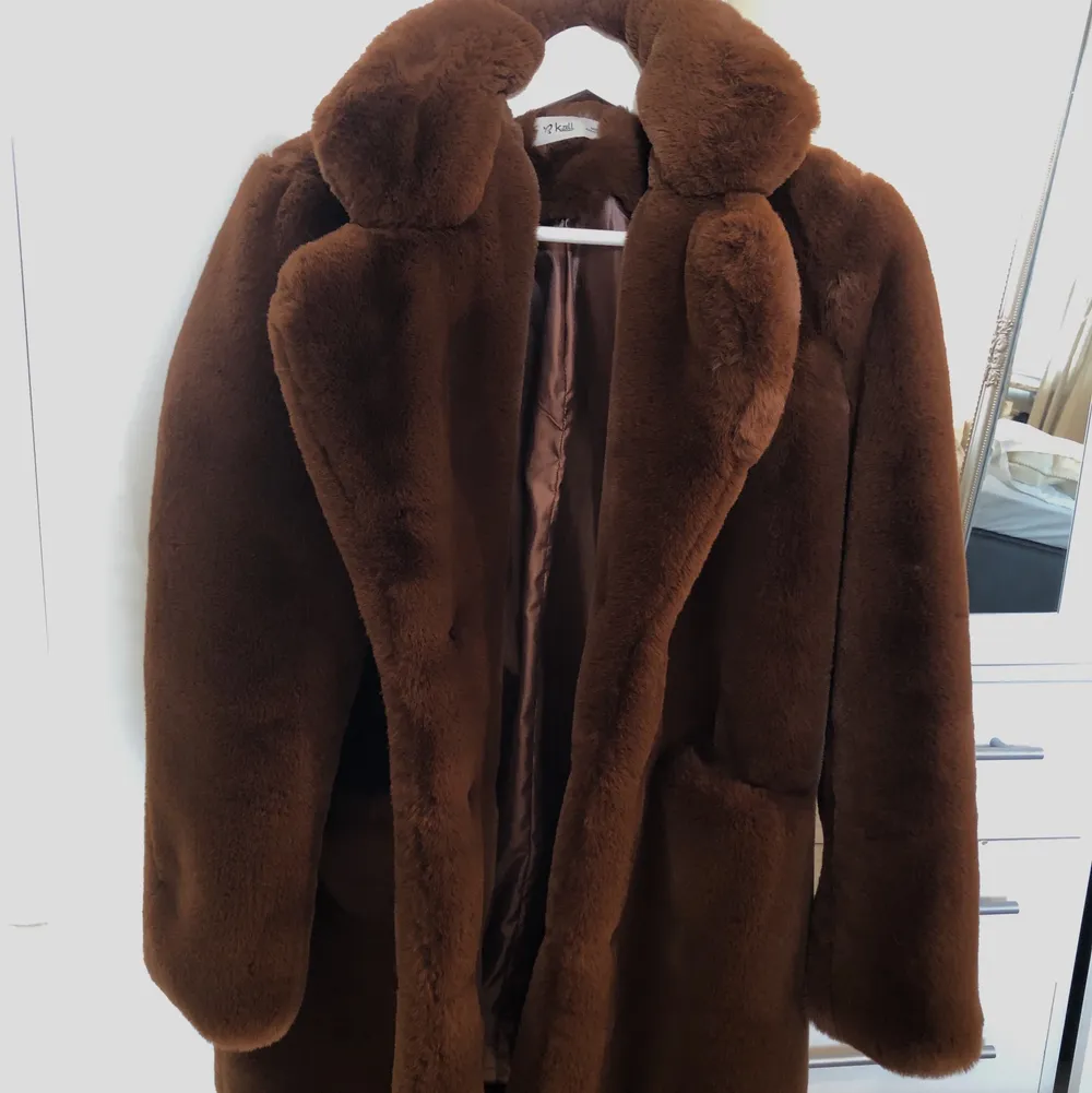 Säljer min premium faux coat för 500kr med ordinarie på pris 1360kr  . Jackor.
