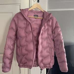 8848 Altitude rosa jacka - Säljer min nästintill oanvända rosa vinterjacka i storlek 38. Nypris 1299:-. Säljer denna för 400:-