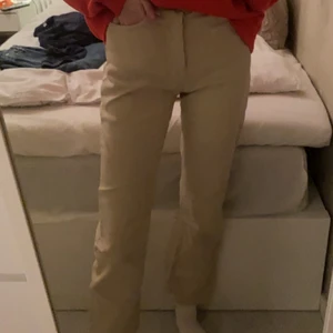 Nakd jeans beiga  - Stl:36, lite små i storleken så passar säkert de som har 34. Använda runt Max 5 gånger så de är i väldigt bra skick. De har knappar som gylf. Står inte för postens slarv, alltså inte om de tappas bort. Står inte heller för frakten så den tillkommer. Betalningen sker genom Swish 