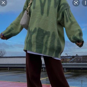 Green jumper kiwikiller - Säljer denna oanvända stickade tröja i grönt! Tveka inte på att höra av dig om frågor! Möts upp i Stockholmsområdet❣️ men undantag går att göra! ;)