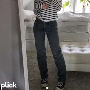 Zara mid Rise  - Säljer mina Zara mid Rise jeans i ganska bra skick pga att dem blivit för stora, lånade bilder skriv om ni har några frågor eller vill ha egna bilder❤️‍🔥🎸 köp direkt för 550kr❤️