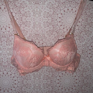 Vintage Bh - Säljer den här ljusrosa pushup bh:n i storlek 70A, endast testad och säljer för att den är för liten. Det är lagom push och ”täcker inte hela” kuporna. Finns även fickor inuti för att lägga i mer, dock inga extra kuddar.