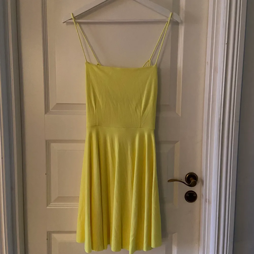 En gul klänning frön bikbok, köpte för 199kr säljer för 90kr, en precis likadan klänning som den röd rosa, aldrig använd, prislapp kvar.. Klänningar.