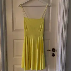 En gul klänning frön bikbok, köpte för 199kr säljer för 90kr, en precis likadan klänning som den röd rosa, aldrig använd, prislapp kvar.
