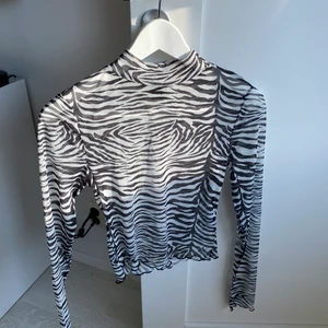 Toppar  - Svart topp och Zebramönstrad topp, lite genomskinliga och kort i modell, båda för 150 eller 100 för en. Frakt står köpare för (köpare väljer fraktsätt) eller kan vi mötas upp i Kävlinge/Lund/Landskrona/Staffanstorp/Löddeköpinge osv 