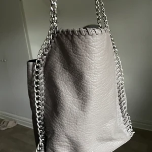 Väska  - Säljer denna super snygga Stella Mccartney inspererade väska🤩🤩 Sjukt snygg men kommer tyvärr inte till andvändning hos mig längre då jag har en ny favorit🎸 Den har 2 dragkedje fickor, en på baksidan och en innuti.⚡️ Sen har den även två ”vanliga fickor” på insidan💕💕 Väskan har på baksidan lossnat lite i bandet men det har jag knutit ihop så de syns inte så mycket men går säkert att lösa på andra sätt!💖 Hör av dig vid intresse eller fler frågor💞