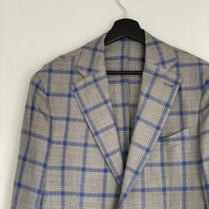 Oversized kavaj - En grå kavaj med blåa inslag, snygg oversized passform. Storlek M beroende hur man vill den ska sitta.