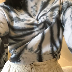 Sweatshirt - Säljer den här fina tiedye sweatshirten som är köpt på Plick för att den tyvärr inte längre kommer till användning. Säljer den för 50kr + frakt!