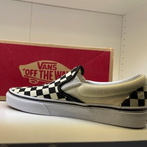 Vans skor, strl. 38 - Säljer nu dessa helt oanvända rutiga Vans skor då dem aldrig varit min stil. 🤍🖤 Ny pris för dessa är va 600-700kr, men jag kommer att sälja dem för 450kr! Pris kan självklart diskuteras privat, det är bara att fråga om fler bilder så fixar jag det!🥰