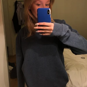 Sweatshirt från zarlando - Supermysig sweatshirt från zarlando köpte för ca 1 år sedan men inte så använd. Säljer bort den då ja har för många blå tröjor. I storlek xs herr. Sitter fint oversized på mig som har S annars. Köpt för 200kr, säljer för 120 + 📦 kolla gärna in mina andra annonser!!