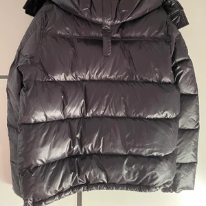 Kenzo herr Dunjacka  - Herr Dunjacka från Kenzo strl L. Köpte jackan vinter 2020 på Debut för 5699, tyvärr finns inget kvitto. Sparsamt använd så skicket är väldigt bra, inget slitage alls. Mitt pris 2999