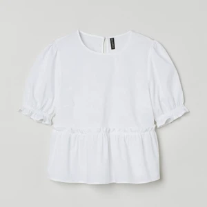 Topp/ blus - Söt topp från hm, skit snyggt att ha under stickade tröjor.  Frakt tillkommer <3