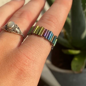 Cool ring - Säljer ringen till höger, så fin i en färg som är som olja. Grundtonen är svart men färgen ändrar sig utifrån var man kollar på ringen. Frakt ingår i priset