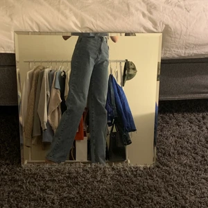 Shein Jeans stl S - Shein Jenas stl S, långa för mig som är 180cm✨ Sitter bra runt midjan och rumpan men för pösiga för min smak🤘🏽