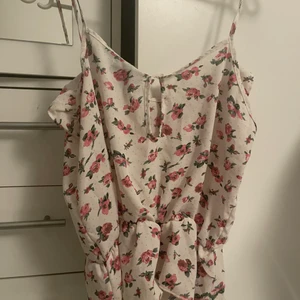 Blommigt linne  - Säljer denna för den passar inte mig länge 