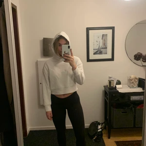 Vit Hoodie från Zara strl S - Snygg vit hoodie från Zara strl S. Bra skick perfekt till hösten.  Passar XS- M beroende på hur man vill ha passformen. Köparen står för frakt. 