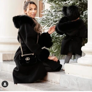 Äkta päls kappa  - Helt ny från Femenina of Sweden .Går även att dra bort luvan kappan är väldigt varm och skön ,kappan kan knäppas med knappor   Endast seriösa köpare