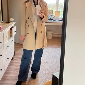 Beige kappa  - En beige kappa/ trenchcoat från HM. Inte använd jättemycket så i fint skick! Storlek 34. 