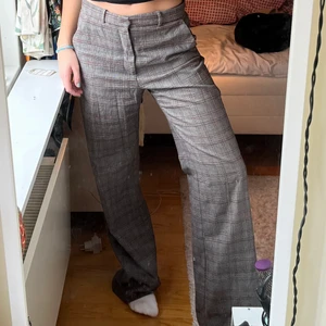 Kostymbyxor zara - Snygga långa kostymbyxor med lite flare från zara! Storlek 38💘fint skick! Det ända är att jag har sytt upp ena benet efter att det hade gått upp en gång där nere. Man tänker inte på det! 