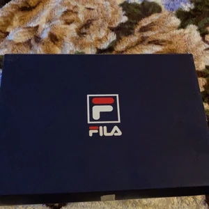 Fila skor - Har ett par fina Fila skor, ljus rosa/ lila aktig färg. HELT oanvända aldrig använt dom har endast testat dom och det var inte min smak. Har inget kvitto pga jag fick dom i present, strl 38,5.