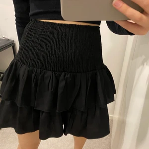 neonoir volangkjol - funderar på att sälja min helt oanvända volangkjol från neo noir. väldigt osäker dock då jag älskar den. orginalpris 450kr och slutsåld. frakt tillkommer vid eventuellt köp.🤎 