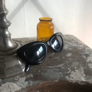 Solglasögon - Säljer ett par svarta cat eye-solglasögon från Mango. Skick: använda men hela! 