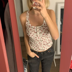 Linne med rosor  - Gulligt linne med rosor och broderade vingar i nacken