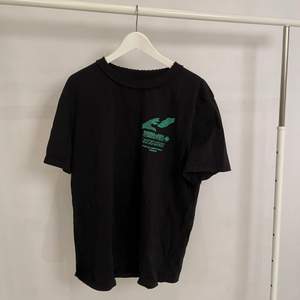 Svart t-shirt från the classy issue, strl M-L, aldrig använd!! Ord pris 699kr