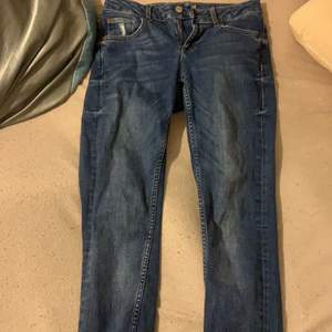 Säljer ett par jeans för små o för korta passar en som är cirka 1,65 ❤️mötas i lund eller stå för frakten❤️nypris 299 