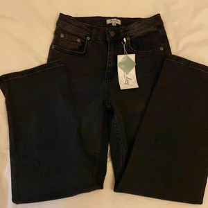 Svarta jeans från Ullared  - Jätte fina men dom passar inte mig. Jag har aldrig använt som endast tvättat dom pris lappen sitter kvar och allt. KÖPARE STÅR FÖR FRAKT 