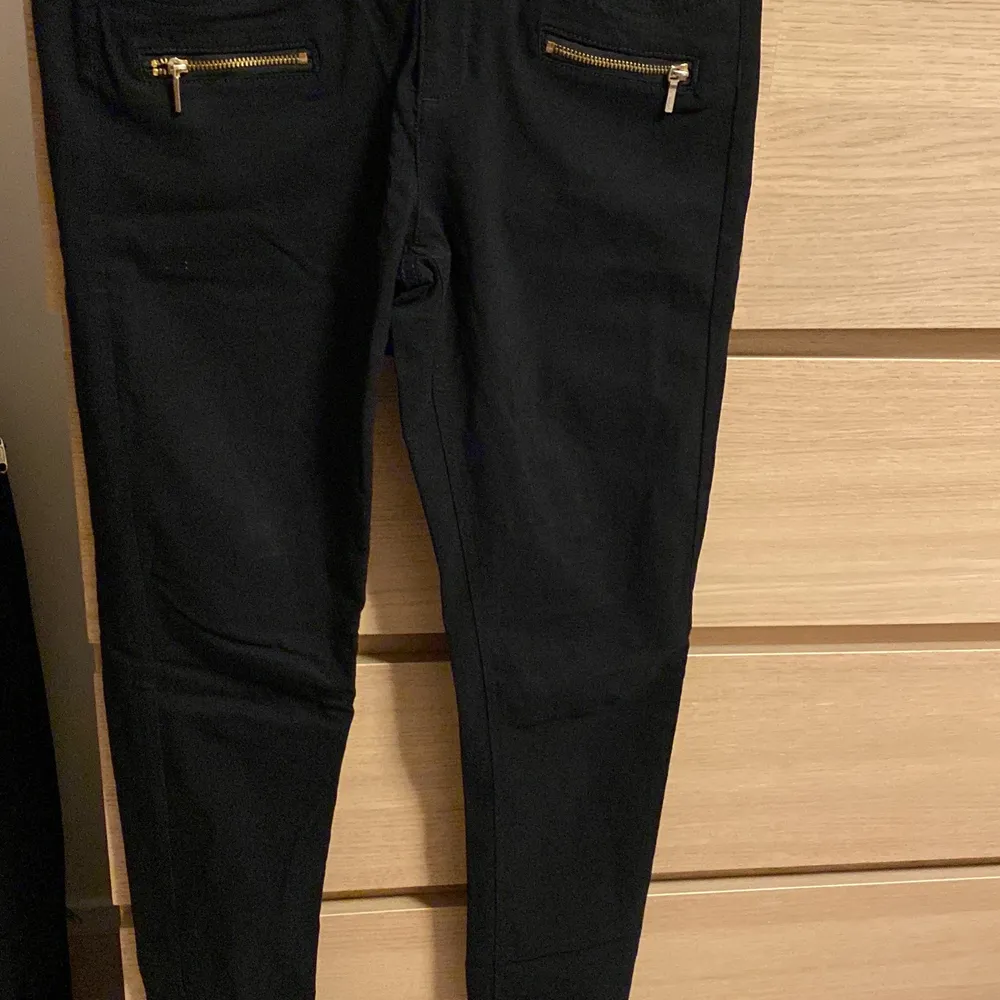 Säljer denna jeansen från Kappahl kostade 250 kr säljer för 100 kr använt 2 gånger den är för barn och är i storlek 170. Jeans & Byxor.