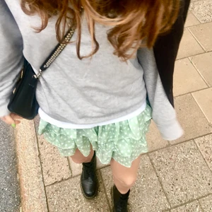 Kjol - Kjol med shorts under. Från Zara. Nypris 399 kr. Storlek S. Bud från 200 kr. 