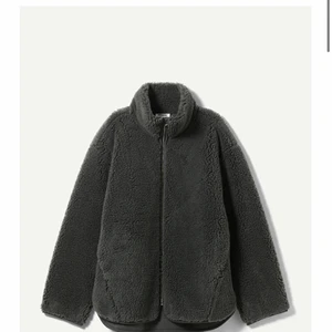 Pile jacka weekday XS - Säljer denna skitsnygga pilejackan ifrån weekday. Helt ny med prislappar på. Slusåld på hemsidan i storlek XS. Buda från 500kr