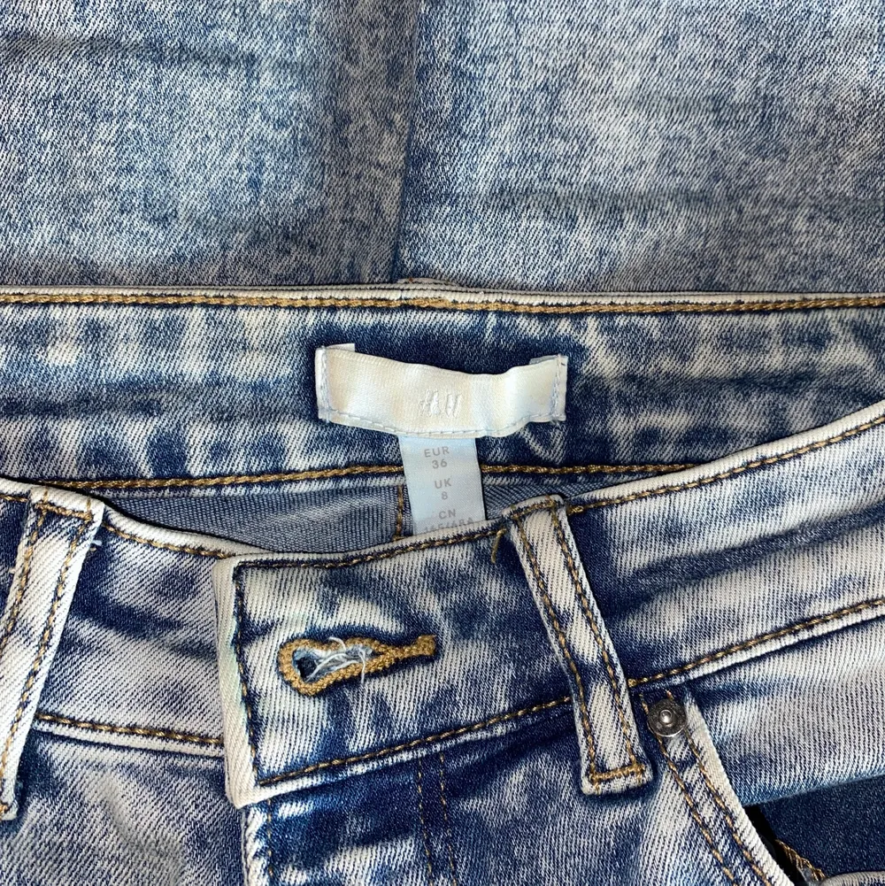 Blåa tighta jeans från H&M i väldigt bra skick!🌟. Jeans & Byxor.