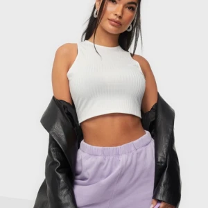 Linne - Vitt ribbat linne. Aldrig använt. Storlek L men passar även en M