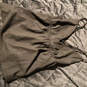 Vero Moda - Ett helt nytt och trendigt plagg som är köpt från vero Moda fast över Zalando. Säljer denna då jag råkade köpa två. Riktigt trendigt linne med en fin insydd midja. Den har även justerbara axelband som gör att nästan vem som helst kan ha den och materialet är sköt och stretchigt men med ett tjockare tyg. Nypris 230 men säljer för 140 då den inte häller kommer till användning och är helt ny. Köparen står för frakten och väljer fraktsett☺️👍🏻 om man vill ha mer info är det bara att höra av sig😊
