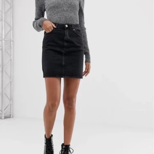 Denimkjol  - Säljer min superfina och helt oanvända jeanskjol från ASOS. Köpte för ett tag sen men har aldrig använt för de var fel storlek- lappen är kvar och allt 💗 