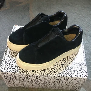 Eytys Doja Suede skor  - Hej, säljer ett par Eytys skor som inte kommer till användning då de är alldeles för stora för mig. Köpt av en annan tjej här på Plick. De är i bra skick och dustbag medföljer. Kom med rimliga bud eller köp direkt för 800kr.