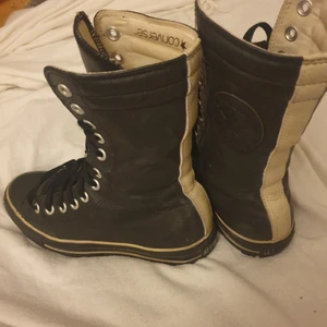 Ovanliga HÖGA Converse  Vinterskor 🥶 - Ett par ovanliga Converse (Stl 5, 37-38) som inte alla andra  har :)   Supersköna och, perfekta nu för vi vinten 🥶     Säljes billigt, rensar ut hemma så MÅNGA annonser G👍. Så söker du något speciellt (märkeskläder, smik, parfym, jackor,skor mm ett mess. Flera bilder finns att få.🌸 💌                                                                                                         Postas över hela Sverige, helst med rek. post för bådas säkerhet.