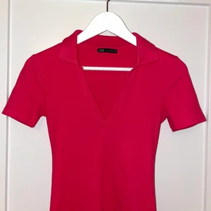 Zara Klänning - Säljer min fina klänning från Zara, köpt i somras och använd endast en gång då den va för liten på mig❤️‍🩹. Nypris 299kr