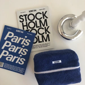 Handgjord necessär 💙 - Handsydd necessär gjort av återvunna tyger köpt second hand. Går även att köpa på min instagram @bernhbernh eller via www.bernh.se🥰🌸🤍   18x14x9 cm