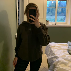 Nike hoodie brun - Säljer min snygga bruna hoodie från Nike. Är lite vintage inspirerad. Väldigt väldigt snygg och i jättebra skick. Inte använt den mycket. Flera intresserade blir det budgivning. Ansvarar ej för postens slarv 😊😋